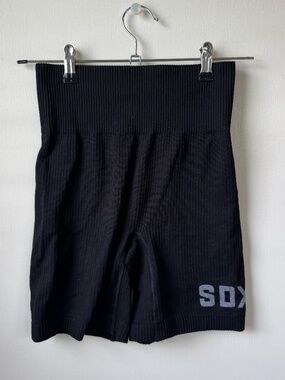 Sarahs Day White Fox Active ribbed black workout shorts size small